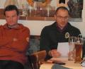 Bild: hl
Vogelwart Thomas Stingl (rechts) berichtet von seinen Beobachtungen und denen seiner Helfer. Zu ihnen gehört auch und Stephan Hautmann (links), der sich mit um die Nistkästen kümmert.