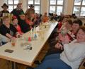 Bild: jr
Einen vergnüglichen Nachmittag verbrachten zahlreiche Senioren im Pfarr- und Jugendheim Leonberg. Zur guten Stimmung im Saal beigetragen haben Alleinunterhalter Klaus Putzer, Pfarrer Anton Witt und Bürgermeister Johann Burger (stehend, von links).