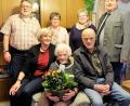 Bild: wlr
Zum 90. Geburtstag lassen die Gäste Linda Richtmann hochleben. Sohn Norbert (sitzend, rechts) lebt bei seiner Mutter im Haus und kümmert sich um sie. Tochter Agnes (sitzend, links) ist oft in Etzenricht, um die Mama zu besuchen. Bürgermeister Martin Schregelmann (stehend, von rechts), Maria Smola, Lina Eggmeier und Gerhard Zwack gratulieren.
