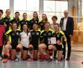 Bild: exb
Bürgermeister Bernhard Lindner (rechts) gratulierte den Hahnbacher Mädchen zum Sieg bei der Nordbayerischen Meisterschaft der U18 im Volleyball.