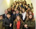 Bild: Sibylle Sandner, Stadt Amberg
Gelebtes Europa dank Erasmus plus: sechs Nationen (Griechenland, Portugal, Polen, Frankreich, Türkei und Deutschland) freundschaftlich vereint – mit Bürgermeister Martin Preuß (zweite Reihe, links) und Schulleiter Peter Welnhofer (zweite Reihe, Mitte).