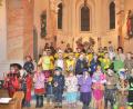 Bild: es
Bunt kostümiert feiern die Buben und Mädchen des KIndergartens in der Pfarrkirche mit Pfarrer Wilhelm Bauer den Gottesdienst.