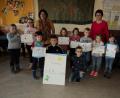 Bild: ksi
Stolz zeigen die Kinder ihre Vorschläge für die phantasievolle Gestaltung der T-Shirts.