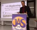Bild: exb
Schulleiter Christian Schwab zeigte sich bei der Begrüßung der zahlreichen Gäste sehr zuversichtlich, dass sich das „Job Shadowing“-Projekt zu einem zeitgemäßen, attraktiven und vor allem nachhaltigen Angebot der Berufsorientierung am JAS-Gymnasium Nabburg entwickeln wird.