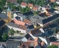 Bild: fjo
Erneut versucht ein Rathauschef, den Marktplatz (links) neuzugestalten, mit ungewisser Zukunft. Die Sanierung des Anwesens in der Hauptstraße 17 (Mitte, rechts) für einen für Josef Schmucker erschreckenden Betrag erregt hingegen die Gemüter im Marktrat.