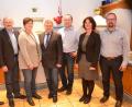 Bild: fz
Landtagsabgeordneter Stephan Oetzinger (links) und Bürgermeister Karlheinz Budnik (Mitte) gratulieren den Kandidaten der Neuhauser CSU. Von rechts: Andreas Punzmann, Brigitte Kreinhöfner, Andreas Egeter, Bürgermeister Budnik, Roswitha Witt, Thomas Wilhelm sowie Landtagsabgeordneter Stephan Oetzinger. Nicht auf dem Bild: Michael Giehl.