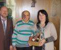 Bild: mmj
Im Namen der Stadt überbrachte Bürgermeisterin Birgit Höcherl Friedrich Pillmayer die Glückwünsche zum 90. Geburtstag. Links im Bild Pillmayers Sohn Rudolf.