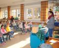 Bild: du
Kinderbuchautorin Corinna Wallner (rechts) stellte bei der Lesung in der Grundschule Schirmitz den Buben und Mädchen auch ihr neuestes Werk „Geschichten für Schulkinder“ vor.