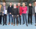 Bild: hbe
Sie halten dem Verein seit Jahrzehnten die Treue (von links): Edgar Finsterle, Ernst Gumpenberger, Sportwart Tobias Schall, Norbert Augustin, Hans Käsewieter, Ida und Max Edsperger; Bürgermeister Roland Strehl (rechts) freut sich über so viel Engagement.