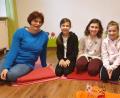 Bild: jzk
Einfache Entspannungsübungen macht Martina Dötsch mit den Kindern im Kursraum des Familienzentrums Mittendrin.