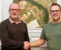 Bild: lst
Willkommen zurück: Lutz Ernemann (links), hier von TV-Geschäftsführer Sven Metzler (rechts) begrüßt, steht in der neuen Saison wieder für den FC Amberg als Trainer am Spielfeldrand – er übernimmt die A-Junioren.