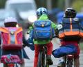 Bild: Ralf Hirschberger/ZB/dpa
Kinder sind mit dem Fahrrad unterwegs zur Schule.