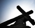 Bild: Nicolas Armer/dpa
Unter blauem Himmel und gegen die Sonne zeichnet sich eine Jesusstatue unter dem Kreuz ab.