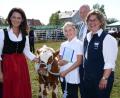 Bild: Beyerlein, Walter
Erika Sauer (rechts) bei einer Rinderschau vergangenen Sommer, bei der auch Landwirtschaftsministerin Michaela Kaniber anwesend war. Für die Interessen der Rinderzüchter kämpft Sauer derzeit auch gegen den Wolf.