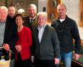 Bild: mef
Jubilar Manfred Spickenreuther (Dritter von links) und seine Lebensgefährtin Erika Deierl (Vierte von links) freuen sich über die Gratulanten Bernd Meier (Zweiter von rechts), Eli Dreßler (links), Alfons Lehner (Zweiter von links), Sohn Rainer (rechts) und Stefan (Vierter von links) sowie Bürgermeister Günter Stich (Dritter von rechts).