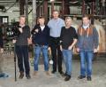 Bild: exb
Beim Dreh in der Glashütte: von links Kameraassistent Christian Mayrhofer, Kameramann Benedikt Preisinger, John Conolly (Ton), Prokurist Robert Christ, Filmautor Jürgen Neumann und Hüttenmeister Wenzel Riederer.