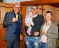 Bild: agr
Bürgermeister Maximilian Beer (links) im Gespräch mit Neubürgern beim Sektempfang.