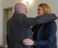 Bild: Armin Weigel/dpa
Keine Parteigrenzen: Tanja Schweiger (Freie Wähler), Landrätin des Landreises Regensburg begrüßt Joachim Wolbergs (SPD bei der Verhandlung