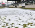 Bild: A. Schwarzmeier
Keine Chance für ein reguläres Fußballspiel: Der Rasen vor der Tribüne des Sparda-Bank-Stadions ist von Eis und Schnee bedeckt. Die für Samstag geplante Nachholpartie gegen den 1. FC Passau musste die SpVgg SV Weiden bereits am Donnerstag absagen.