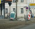 Bild: fjo
Die vier Metallständer vor der Gaststätte "Haus am Eck" sind neu. Die Marktgemeinde hofft, damit die Sichtverhältnisse für die Autofahrer verbessern zu können.