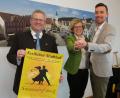 Bild: Hirsch
Oberbürgermeister Andreas Feller und die Organisatoren Susanne Lehnfeld und Johannes Lohrer (von links) werben für den Stadtball am 27. April in der Oberpfalzhalle.