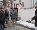 Bild: ui
Der Bauausschuss und Experten des Landratsamtes sprechen vor dem Hof zwischen Altem und Neuem Schloss über die künftige Gestaltung mit zwei Bäumen.