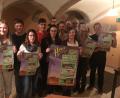 Bild: exb
Vanessa Barthelmann, Daniel Freiberger, Anna Kettel, Alexander Krauß, Magdalena Kettel, Daniel Rodler, Luisa Reiß, Martin Gräbner, Vorsitzende Denise Zyla, Michael Schmid, Bastian Schwenk und Lisa Dech vom Hide-away-Vorstand sowie der Jugendbeauftragte der Gemeinde Speichersdorf, Christian Porsch (von links), werben für das Vereinsjubiläum.