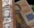 Symbolbild: Boris Roessler/dpa
Bei den Banknoten gibt es verschiedene Sicherheitsmerkmale. Der Service der Polizei-Beratung berät mit einem Informationsblatt oder im Internet. Auch die Bundesbank und jede Polizeidienststelle geben wertvolle Tipps zum Erkennen von Falschgeld.