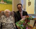 Bild: gru
Zum 100. Geburtstag von Anna Hollweck gratuliert Bürgermeister Hans-Jürgen Strehl im Namen der Gemeinde Edelsfeld.