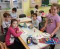 Bild: nn
Vorschulkinder und Erstklässler basteln an Fasching gemeinsam.