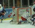 Bild: gb
Am vergangenen Freitag gewannen die Blue Devils gegen den Lokalrivalen Selber Wölfe mit 9:3 (Szene mit Marco Habermann, links). An diesem Freitag steht das Oberpfalzderby gegen den EV Regensburg auf dem Programm.