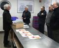 Bild: exb
Mit ihrem Kreisvorsitzenden Klaus Mrasek (rechts) an der Spitze besucht die ÖPD die Tafel. Deren Vorsitzender Bernhard Saurenbach (links) berichtet Wissenswertes über die Einrichtung, die Lebensmittel verteilt.