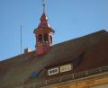 Bild: wmr
Auf dem historischen Mitterteicher Rathaus erinnert ein Glockenturm noch immer daran, dass hier früher die Steuerglocke untergebracht war. Sie sollte die Bürger vierteljährlich an die fälligen Steuern erinnern.
