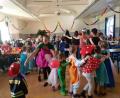 Bild: bk
In der Turnhalle beim TSG-Fasching fliegen gleich die Löcher aus dem Käse. Die kleinen Maschkerer lieben die Polonäse.
