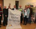 Bild: Susanne Götte
Fahnenübergabe (von links): Pfarrer Matthias Weih (Kaltenbrunn, Freihung, Thansüß, Vilseck), Pfarrer Bernhard Huber (Freihung), Susanne Meyer (Vertrauensfrau des Kirchenvorstands in Thansüß), Bürgermeister Norbert Bücherl (Freihung), Pfarrer Hans-Peter Pauckstadt-Künkler (Rothenstadt), Pfarrerin Nadine Schneider (Thumsenreuth und Krummennaab – Simultankirchen des Jahres 2018), Heinrich Müller (Organist und Posaunenchorleiter in Thansüß).