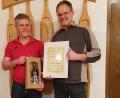 Bild: bkr
Michael Melzner (rechts) gehört seit 25 Jahren dem Heimatverein an. Wolfgang Nickl (links) dankt mit Urkunde und Wein.