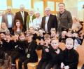 Bild: bgm
Wenn Landrat Andreas Meier (hinten, Zweiter von links) und die drei Bürgermeister Rupert Troppmann (links), Heribert Schubert und Heinrich Maier (von rechts) gleichzeitig kommen, muss der Anlass gewichtig sein: Ludwig Fritsch und Maria Hirsch präsentieren „Die Geschichte von Carnevale“.