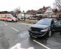 Bild: rpp
Zu Behinderungen auf der Staatsstraße 2665 kommt es am Freitagnachmittag bei Löschwitz, als vor der ehemaligen Disco Santana zwei Autos zusammenstoßen. Beide Fahrer ziehen sich dabei leichte Verletzungen zu.