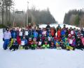 Bild: bey
60 Grundschüler nahmen an der Kreismeisterschadft Ski alpin teil. Schulrätin Margit Walter (Mitte zwischen zwei Schülern) dankte den Kindern für die gezeigte Begeisterung, den Organisatoren mit Kreisobmann Ski Alpin Elmar Günther (hintere Reihe 3. von rechts) für die Vorbereitung und Durchführung des Wettbewerbs sowie den Lehrkräften für die Begleitung und Betreuung der Kinder.