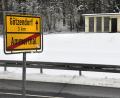 Bild: Hartl
Mit dem ehemaligen, inzwischen aufgelassenen, weil atrazin-belasteten, Ammerthaler Trinkwasserbrunnen fing der erbitterte parteipolitische Streit in der Gemeinde vor Jahren an. Das stillgelegte Förderhäuschen steht noch, als wäre es ein Mahnmal, irgendwann einmal zur lokalpolitischen vernunft zu kommen.