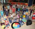 Bild: mmj
Stolz präsentierten die Kinder die Spielgeräte, deren Anschaffung der Elternbeirat durch sein Engagement ermöglichte. Dafür dankte Rektorin Maria Pfistermeister (hinten rechts) den Team um Vorsitzender Sandra Kaiser (Dritte von rechts).
