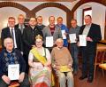 Bild: exb
Geehrte und Gratulanten bei der Hauptversammlung des Bienenzuchtverein Sulzbach-Rosenberg mit (vorne, von links) Konrad Hubmann, Honig-Prinzessin Doris Grünbauer, Martin Nägele; (hinten, von links) Bürgermeister Michael Göth, Vorsitzender Helmut Heuberger, Kreisvorsitzender Andreas Royer, Philipp Klughardt, Matthias Hüttner, Klaus Herbst, Gerd Blüchel und Ludwig Herold.