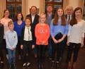 Bild: jr
Erreichten erste Plätze beim Regionalwettbewerb „Jugend musiziert“. Unser Bild zeigt die Preisträger in der ersten Reihe (von links) mit Anna Haberkorn, Linus Kaßeckert, Honie Whitted, Emily Fischer, Lisa-Marie Schmidt und Eva Korb. Im Hintergrund (von links) Kreismusikschulleiter Tobias Böhm, Carol Bischoff, Margit Sollfrank, Erwin Jahreis, Ctibor Süsser und Landrat Wolfgang Lippert.