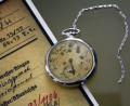 Bild: Gabi Schönberger
Die silberglänzende Taschenuhr war vermutlich schon bei Rudolf Semmlers Ankunft in Flossenbürg defekt.