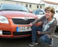 Bild: Portner
Alexandra Vogl entstempelt das Kennzeichen durch Abkratzen der amtlichen Plakette. Dies darf der Halter des Fahrzeugs nicht selbstständig, sondern nur unter Aufsicht der Behördenmitarbeiter vornehmen.