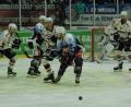 Bild: gb
Herbert Geisberger (vorne) und Matt Abercrombie haben in dieser Szene gegen die Regensburger Defensive das Nachsehen. Die Blue Devils verloren am Freitagabend das Oberpfalzderby mit 3:6.