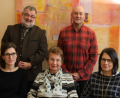 Bild: arm
Mit rund 5800 Euro unterstützte die Stiftung die beiden Kindergärten. Unser Bild zeigt (von links): Silke Pfab, Armin Schärtl, Brigitte Laqua, Fritz Lobinger und Andrea Stadler.
