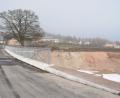 Bild: bnr
Jetzt muss es schnell gehen. Im Juli wird die Umgehungsstraßen von Mertenberg asphaltiert. Bis dahin müssen die Wasserleitungsrohre verlegt sein.