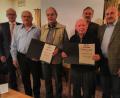 Bild: mma
Bürgermeister Bernhard Lindner, Vorsitzender Josef Moosburger, Gartenfachberater Arthur Wiesmet und Georg Götz vom HKA (hinten, von links) gratulieren Josef Iberer und Hans Stiegler (mit Urkunden, von links) zu ihrer Vereinstreue.