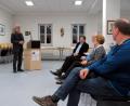 Bild: ubb
Peter Postler (rechts hinten) ist es ein großes Anliegen, dass die Stadt Tirschenreuth wieder dunkler wird. Sonst könne es sein, dass die Sternwarte weit weg von der Kreisstadt versetzt werden müsste. BN-Vorsitzender Josef Siller (links) begrüßte den Leiter der Sternwarte Tirschenreuth als Referenten.